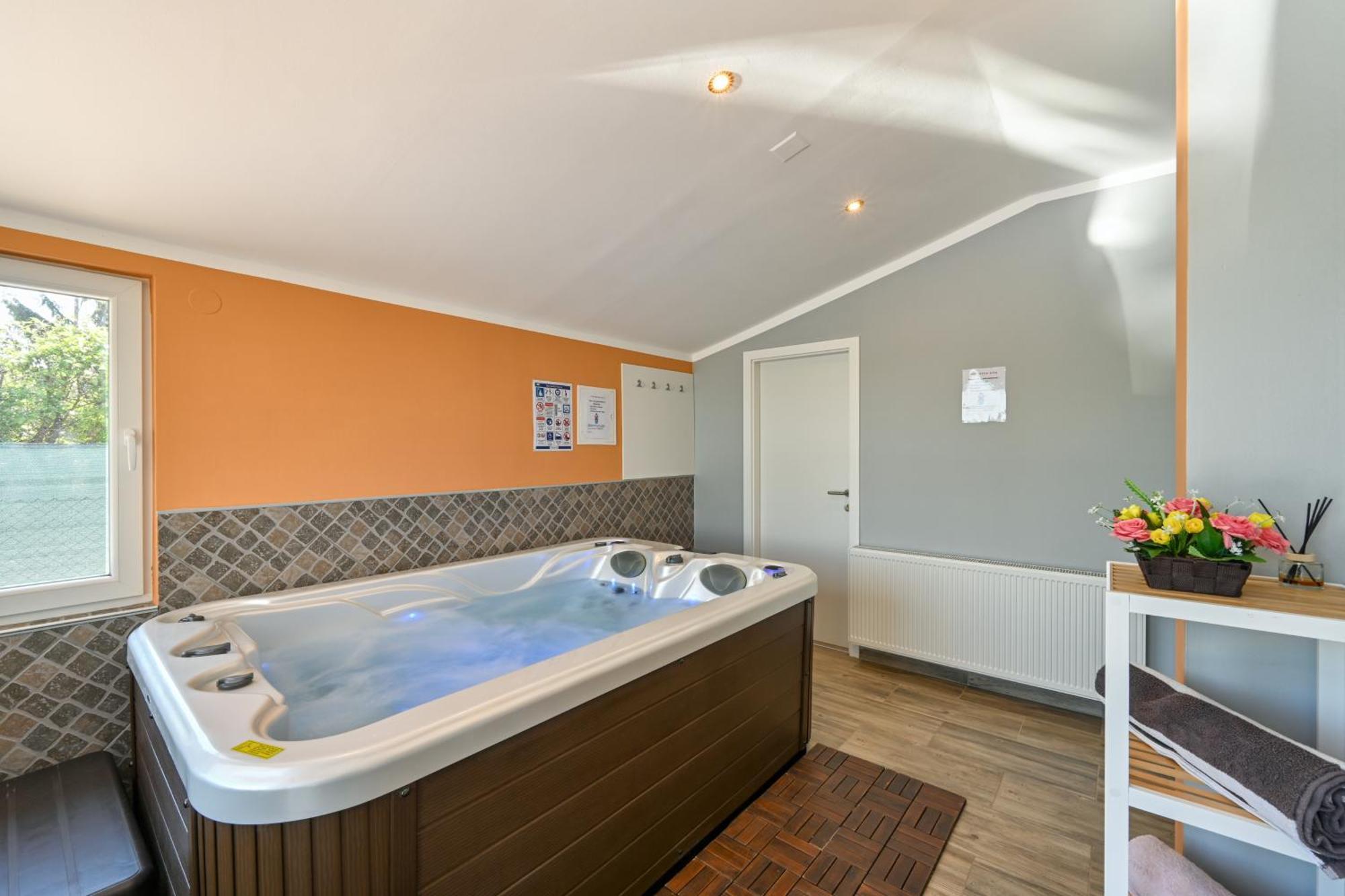 Villa Cvetkova Hiza Sa Jacuzzijem Tuheljske Toplice Exterior foto